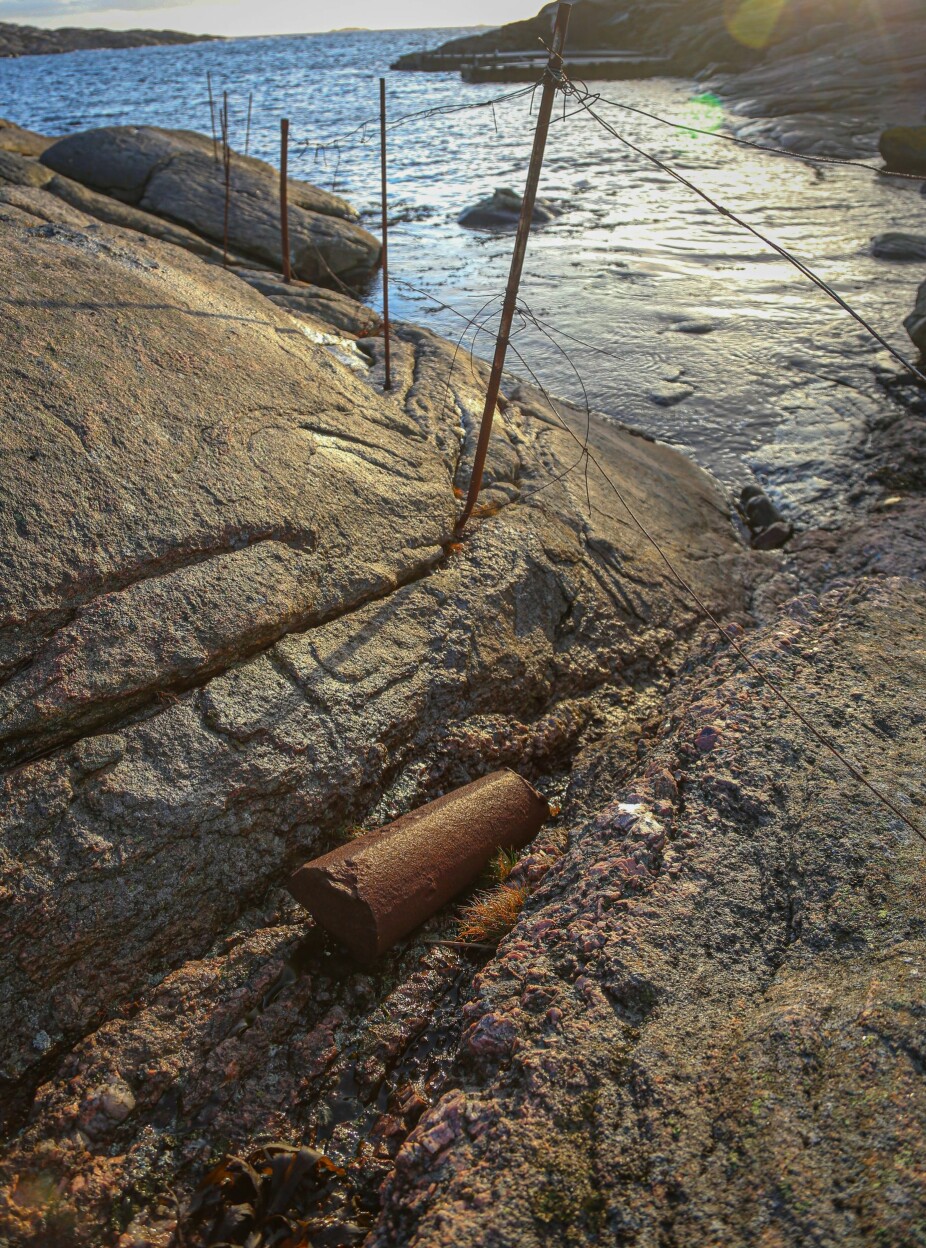 <b>VRAKGODS:</b> Denne 75 kilo tunge metalldelen ligger fortsatt i fjæra på Skjernøya. Da Stavfjord eksploderte, ble den slynget flere hundre meter av gårde.