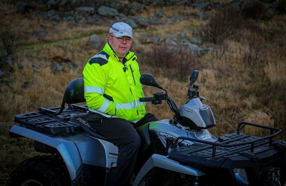 <b>VÅKNET:</b> Tor Magne Pedersen (68) bor fortsatt i Valvikveien på Skjernøya, like innenfor stedet der Stavfjord eksploderte. Han våknet kjapt da det smalt!