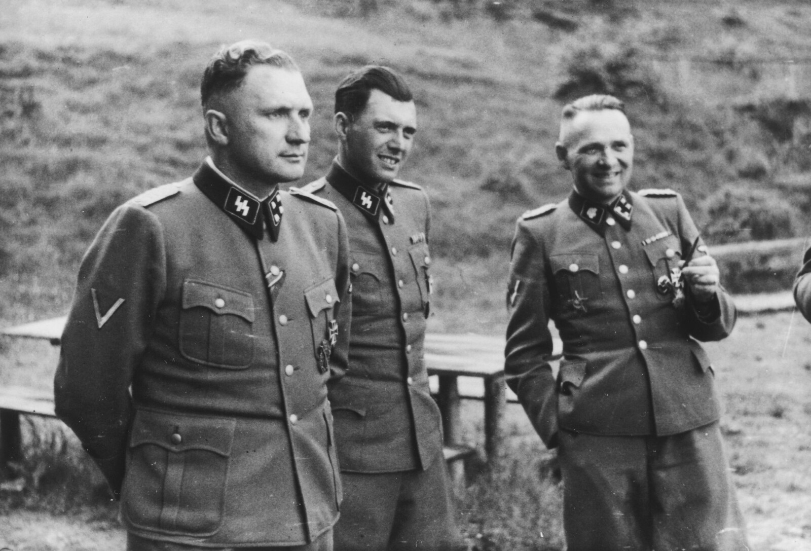 <b>DØDELIG TRIO:</b> Leir­komman­dant Ruchard Bär, legen Josef Mengele og avtroppet Ausch­witz-­kommandant Rudolf Höss under et møte i leiren. 