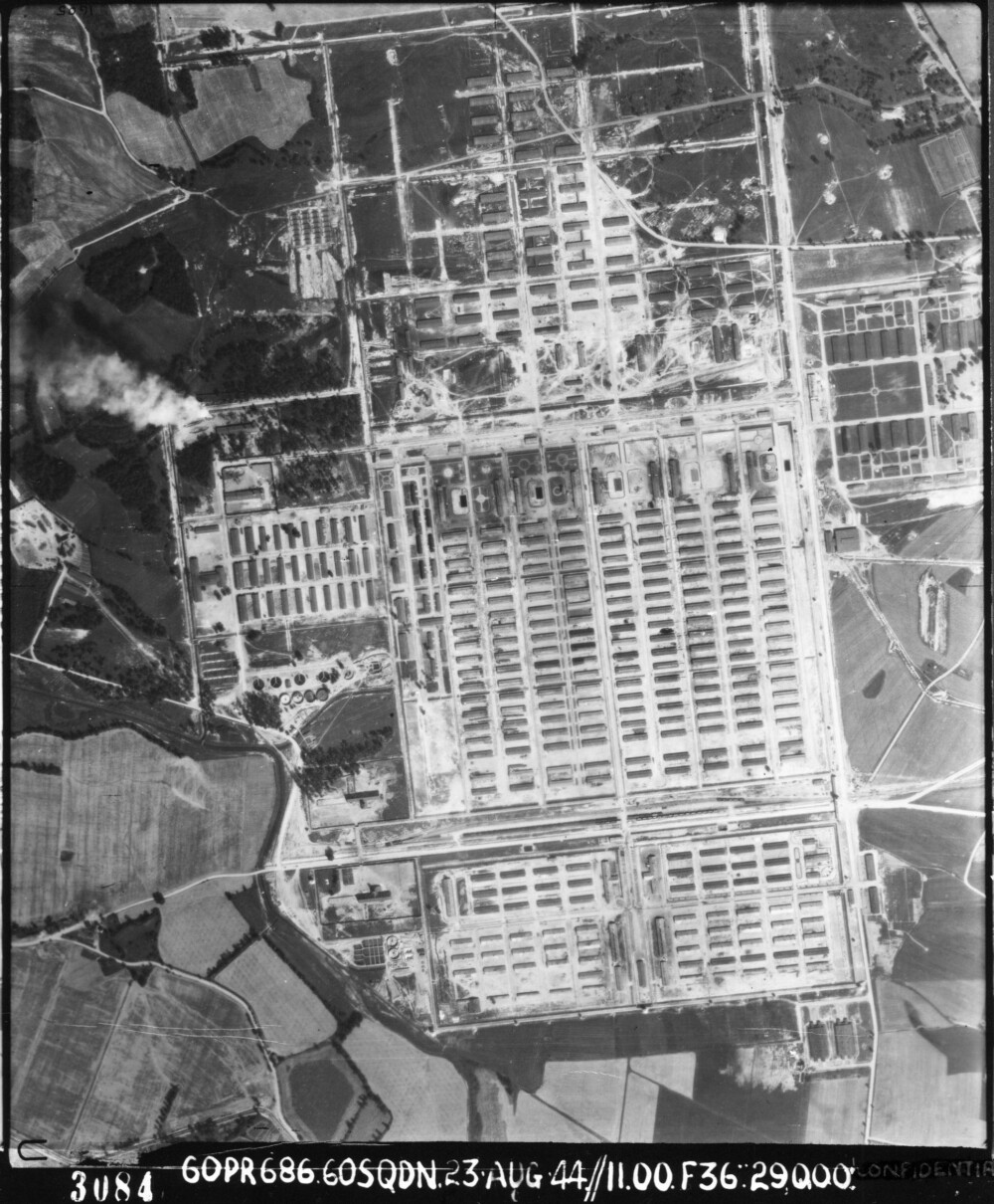<b>REDSLENES LEIR:</b> Auschwitz Birkenau slik leiren så ut fra luften i 1944, fotografert av Royal Airforce.