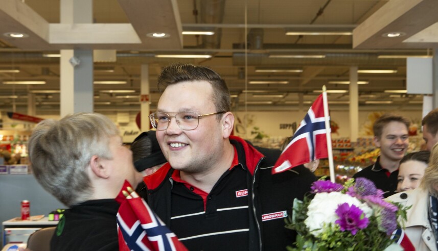 Glad vinner: Sondre var kjempeglad for å vinne den gjeve prisen som Norges hyggeligste kassamann. Her får han en hjertelig gratulasjon av en kollega.