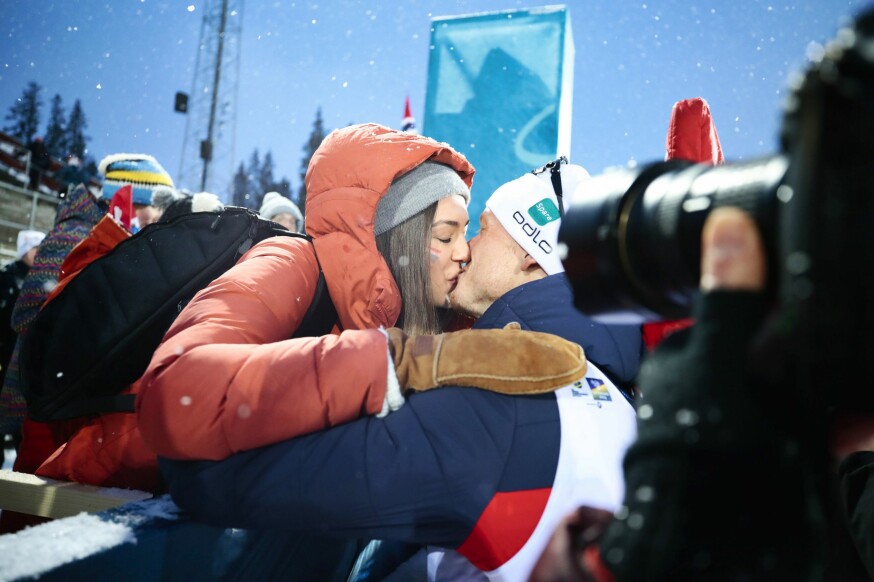 GULLKYSS: Her er Johannes og Hedda etter at han var med på å ta VM-gull på stafetten i Östersund i mars i fjor.