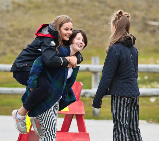 <b>GODE VENNER:</b> Norges tronarving er en jente som liker å holde seg i aktivitet. Kusinen Maud Angelica Behn er blant hennes aller beste venner, og her tuller jentene foran Leah Isadora Behn under besøket <br/>på Svalbard i 2018.  