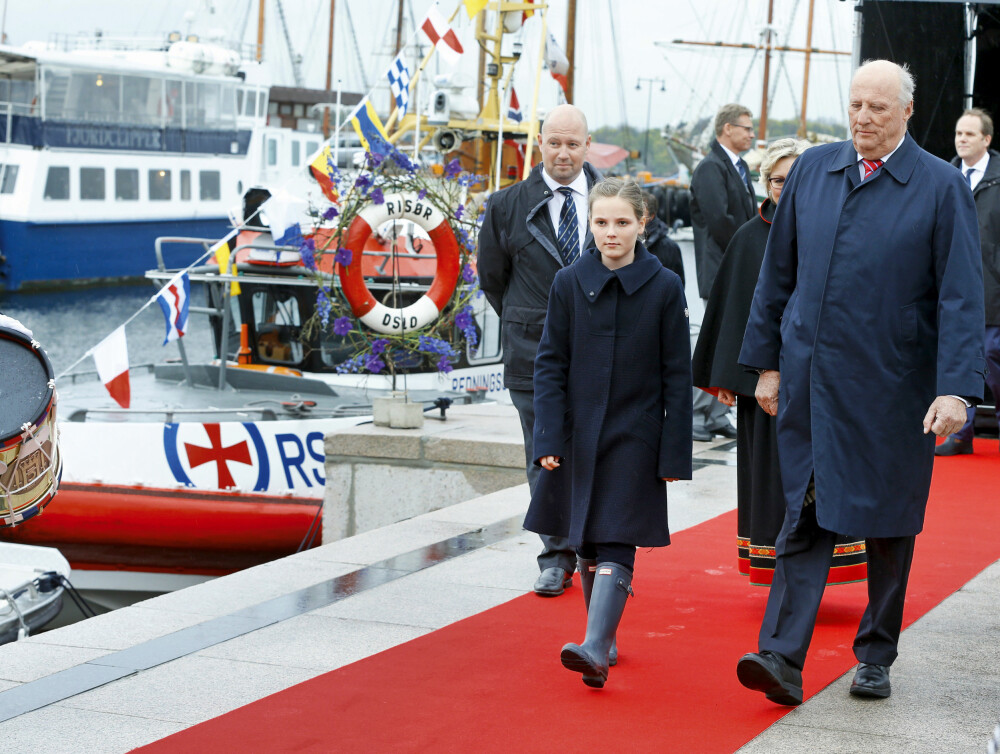 <b>FØRSTE OPPDRAG:</b> <br/>4. mai 2015 gjennomførte prinsessen sitt første offisielle oppdrag. Bestefar var med som støtte på Honnørbrygga i Oslo da Ingrid døpte redningsskøyta Elias.  