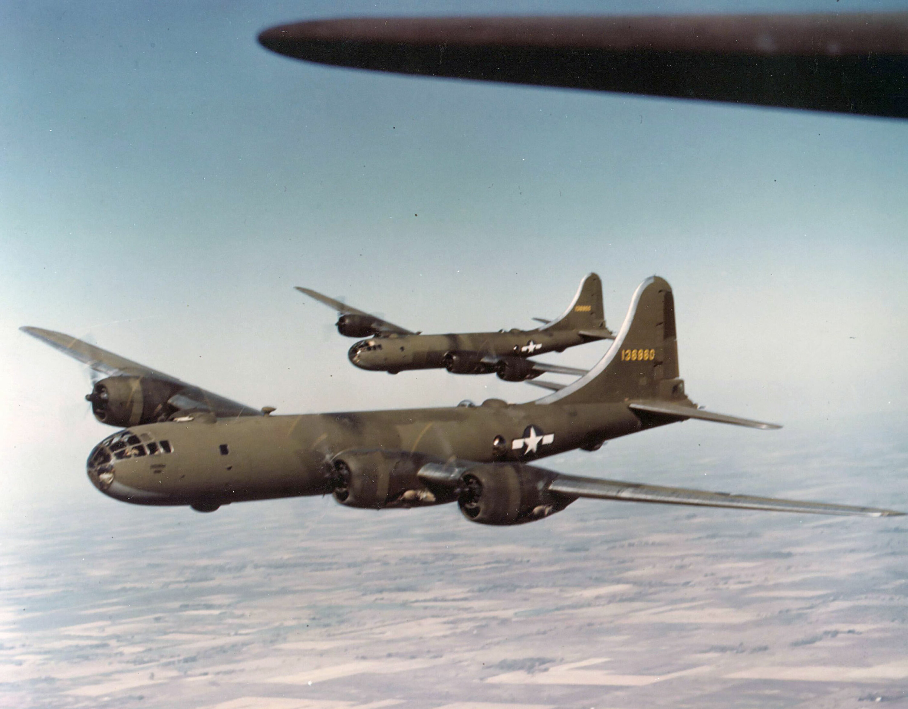 FLYGENDE FESTNING: B-29 Superfortress skulle bombe krigslysten ut av japanerne. Etter at en halv million sivile var brent i hjel, avsluttet det krigen med å slippe to atombomber.