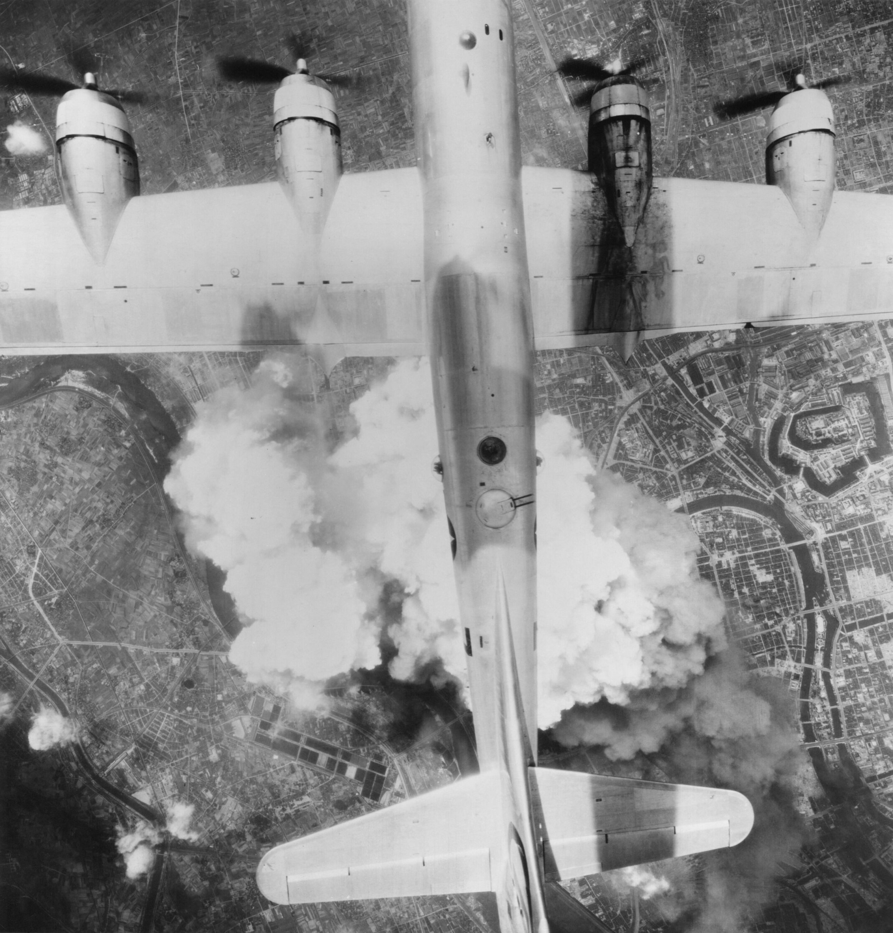OVER TOKYO: En B-29 slipper bombene under et dagslysraid over den tettbefolkede storbyen.