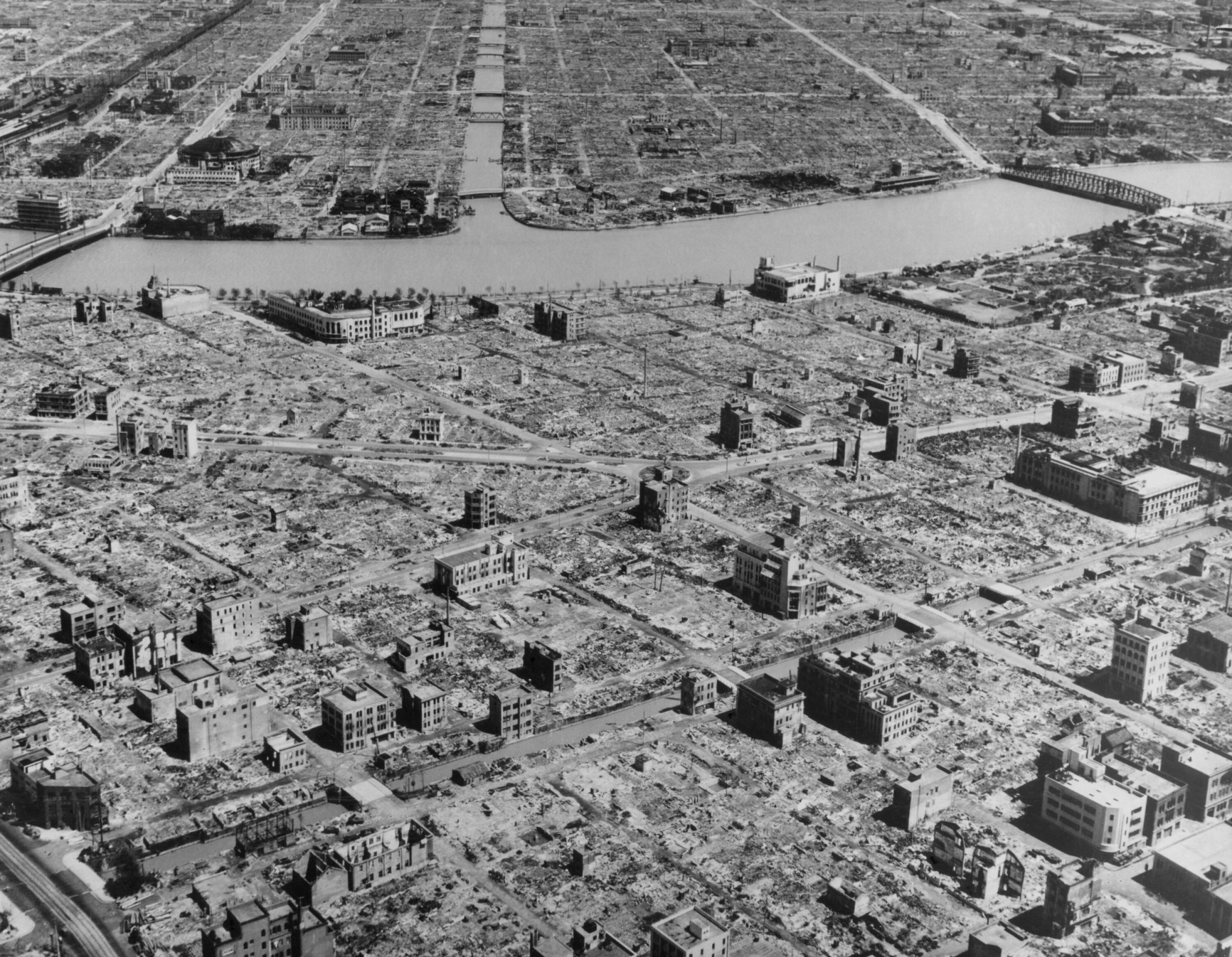 ASKEHAUG: Murbygningene sto igjen som tomme skall i haugen av aske fra trehusbebyggelsen i sentrum av Tokyo.