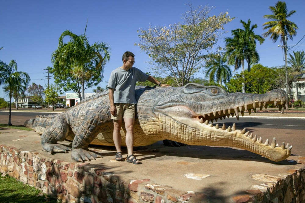 <b>TROFÉ:</b> en rapport fra 1957 forteller at en 8,64 meter lang krokodille ble skutt av den krokodillejegeren Krystina Pawlowska i Queensland. Hvorvidt dette stemmer med virkeligheten, er derimot bestridt. I byen Normanton er det satt opp en plastkopi som viser hvor stor den var. Hvis historien stemmer.