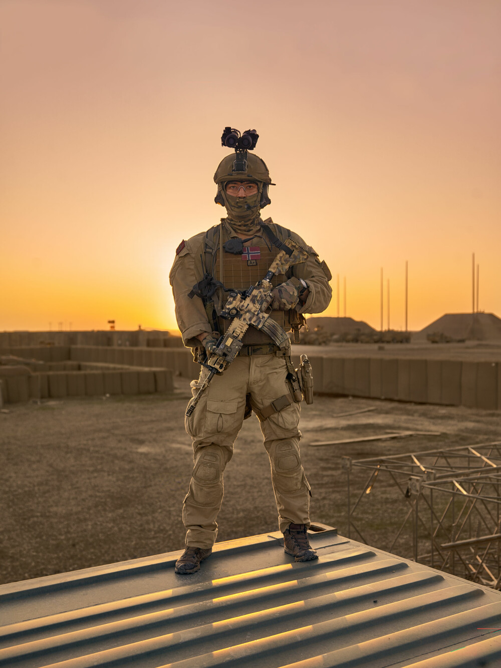 <b>FULL UTRUSTNING:</b> Norsk soldat i Irak med fullt kamputstyr og en Heckler &amp; Koch HK416-rifle. 