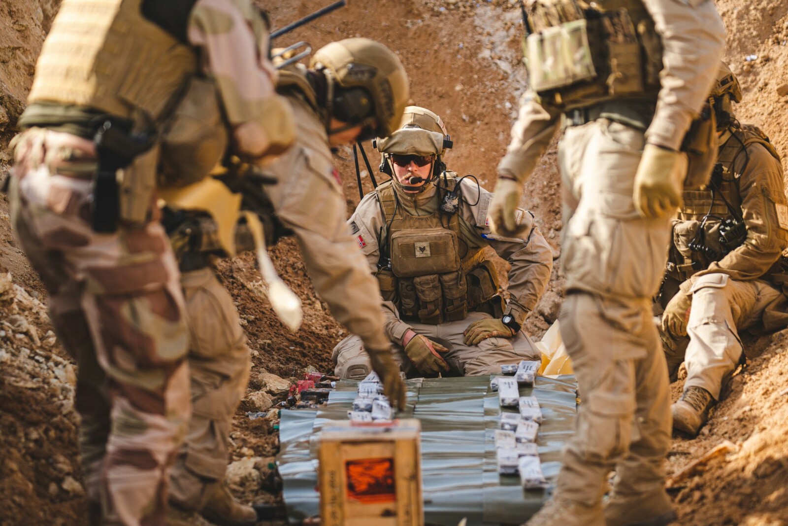 <b>FRA ISIL:</b> Soldater fra NORTU 5 i Irak klargjør for destruksjon av beslaglagt materiell fra IS. 