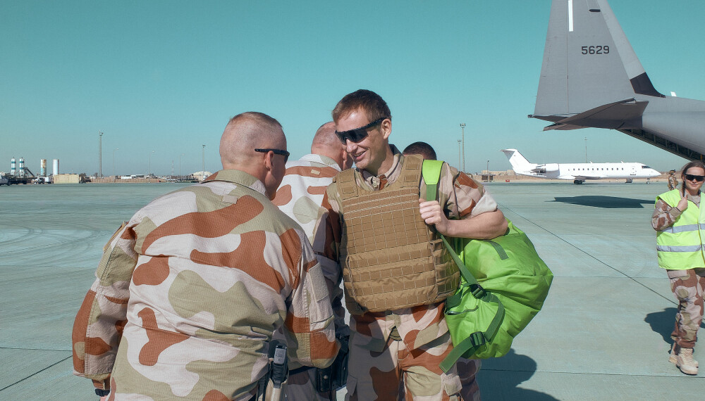 VELKOMMEN: Sjefssersjant ved Norwegian Task Unit 5, Kim Aastrøm, hilser påtroppende forsvarssjef Eirik Johan Kristoffersen velkommen til Ain al-Asad Air Base i den irakiske Anbar-provinsen.