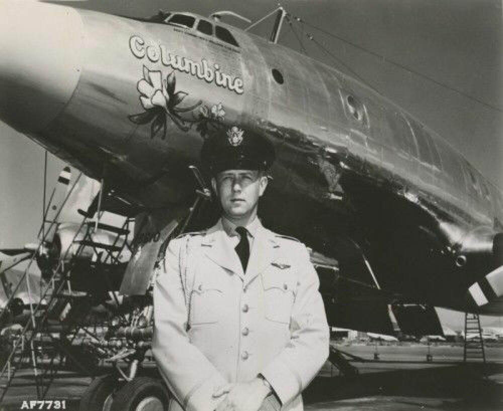 <b>BILLY DRAPER:</b> William G. Draper var den som fant på navnet Air Force One. Det skjedde etter en forveksling i 1953. Her er han fotografert foran Columbine II i 1954.William G. Draper foran Columbine II i 1954.