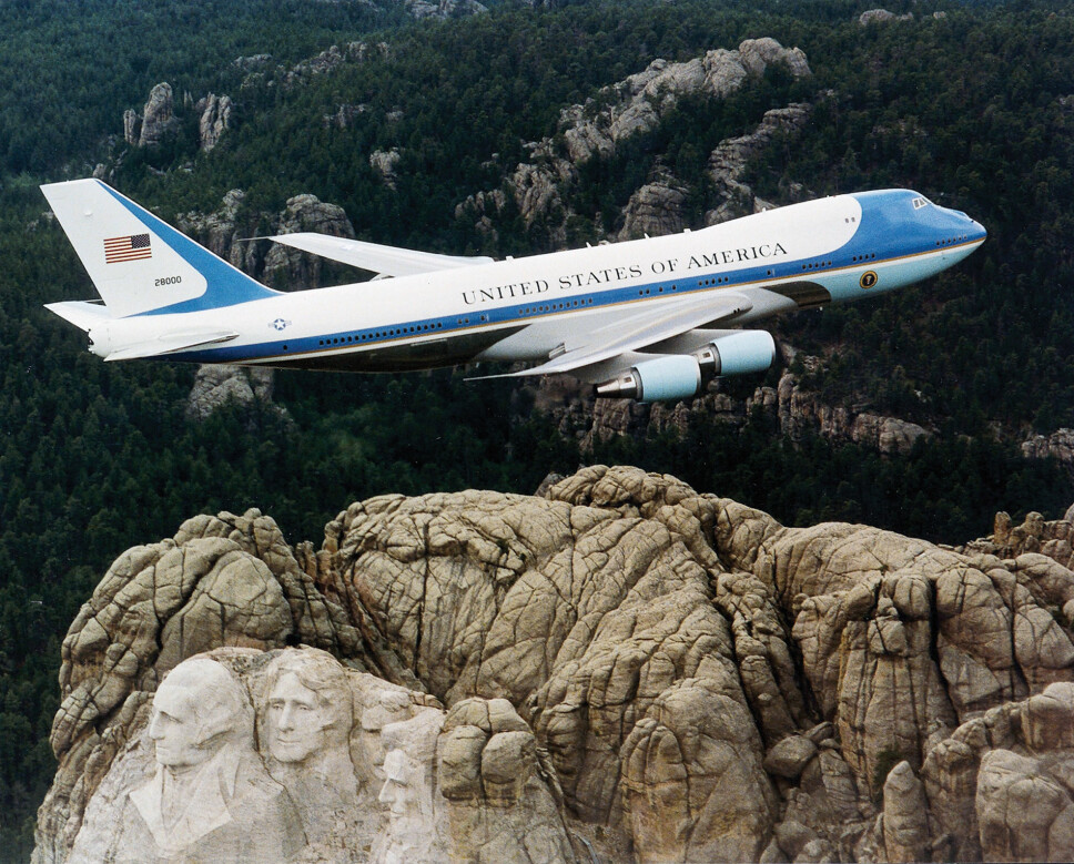 <b>AIR FORCE ONE:</b> Eller Air Forice TWO? Det finnes nemlig to like fly. Her ser vi utgaven med nummer 2800 (se på halefinnen) over Mount Rushmore. Det andre flyet som brukes av presidenten har nummer 2900.Begge er fly av typen Boeing 747-200B