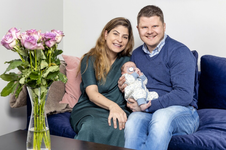 LYKKELIG FAMILIE: Sara og Joakim passer godt på sin lille baby Ella hjemme i leiligheten.
