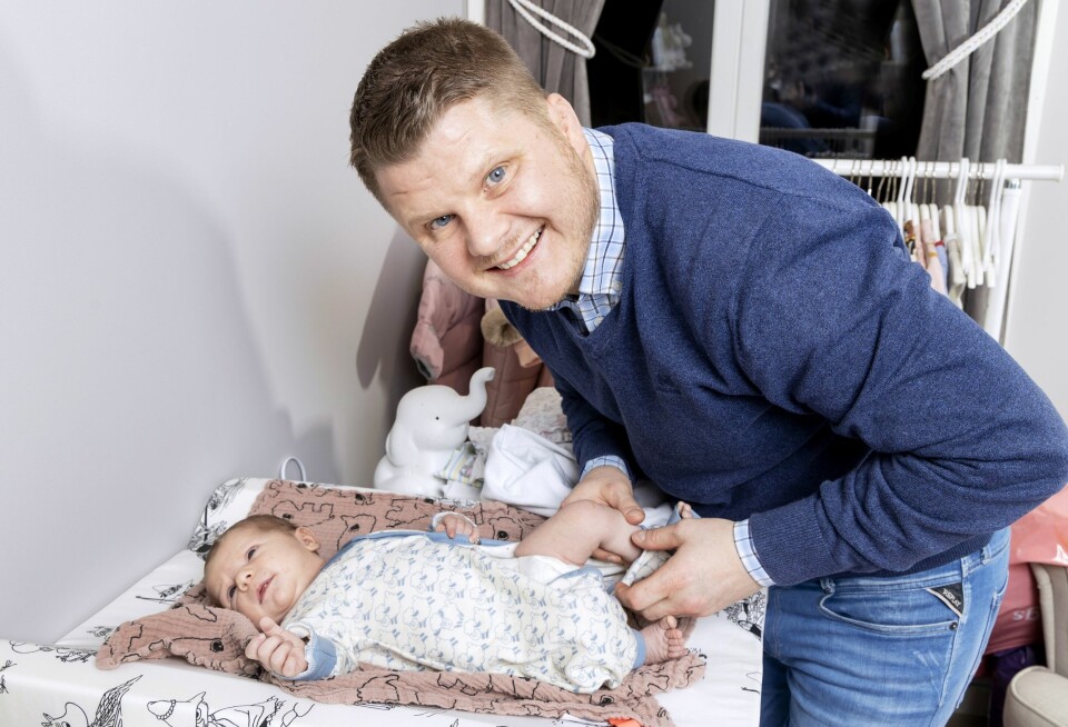 BLEIESKIFTARBEIDER: Joakim har fått dreisen på bleieskift. Ekteparet er opptatt av at de begge har like stort ansvar for den nyfødte babyen.