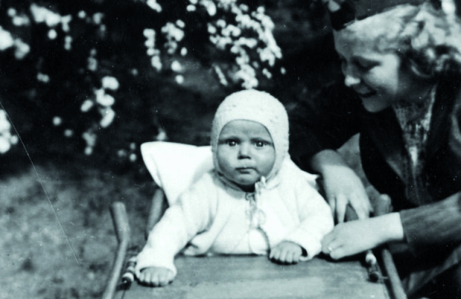 <b>DET FØRSTE HJEMMET:</b> Her er Bjørn ett år gam­mel på Frog­ner i Oslo sam­men med mo­ren. Det skal gå 15 år før han får vite sannheten om faren sin.