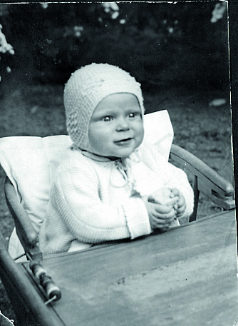 <b>VÅKENT BLIKK:</b> Bjørn ett år gammel hjemme hos moren og bestemoren i Oslo, før moren sendte ham bort til andre familier.