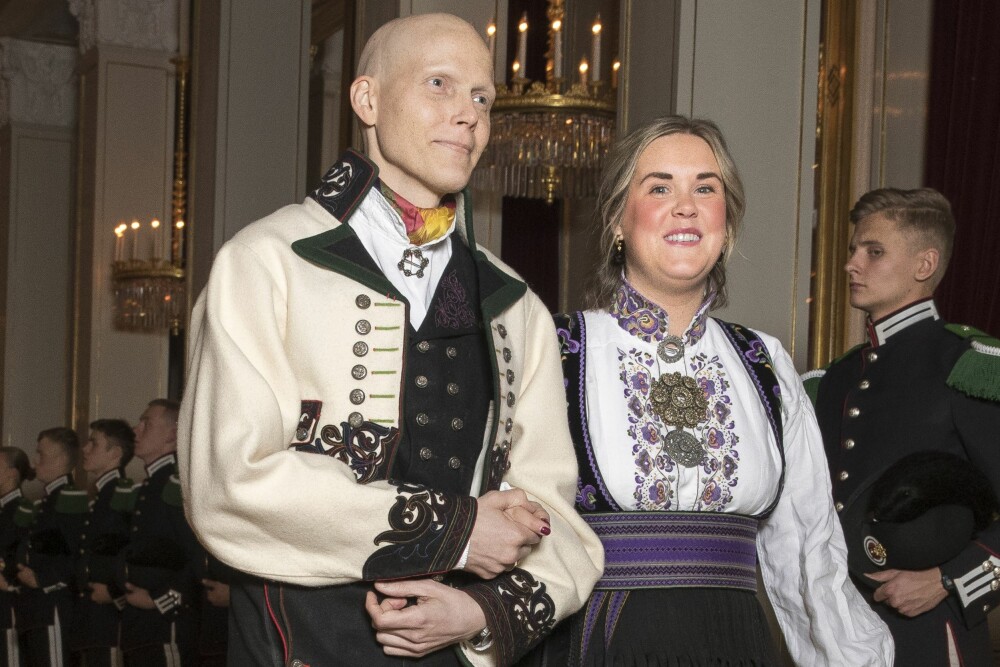 <b>KOSTE SEG:</b> Bjørn Einar Romøren og kona Martine koste seg under gallamiddagen på Det kongelige slott.