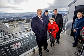 <b>GUIDE:</b> Den tidligere verdensrekordholderen viste kong Harald, dronning Sonja og president Borut Pahor rundt ut i det flotte Holmenkollen-anlegget.
