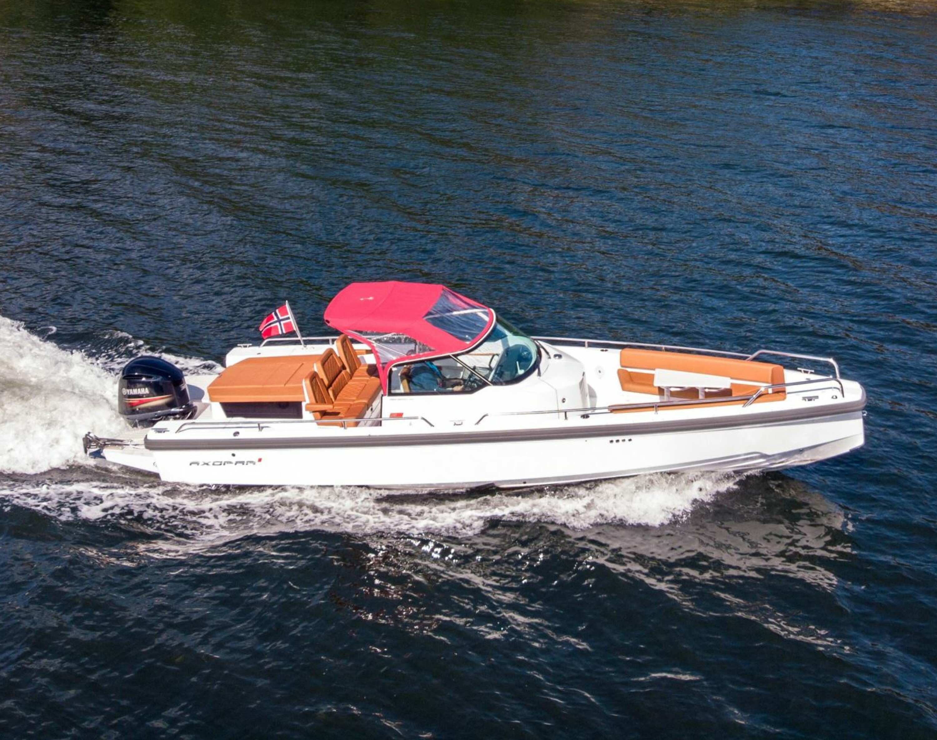 UNDER MILLIONEN: Selv med en 300-hester på hekken og solid utstyrspakke holder båten seg i 900 000-kronersområdet.