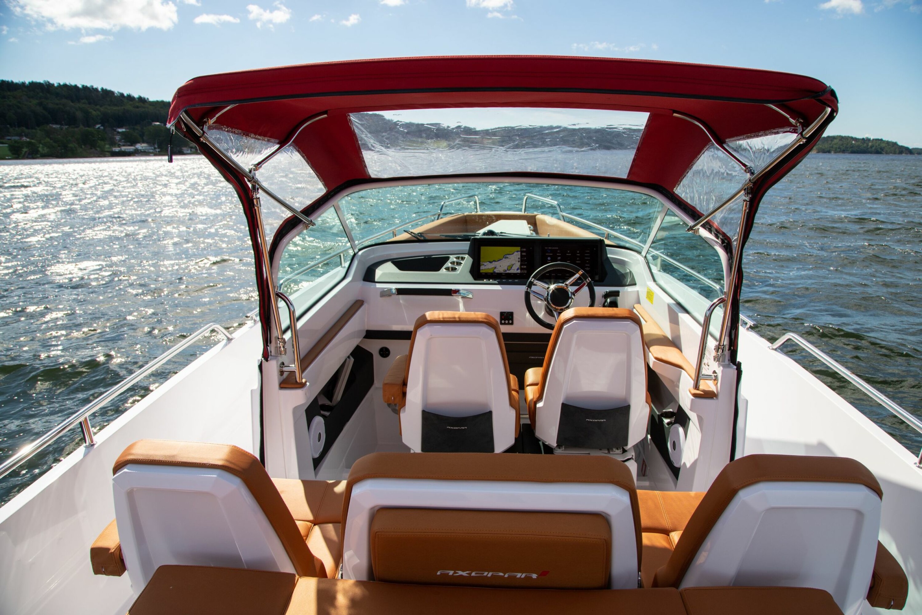 BESKYTTET: Fører og copilotplass er senket. Det gir lavt tyngdepunkt og god skjerming mot vær og vind. Men også et stykke vei når du skal ut og inn herfra.