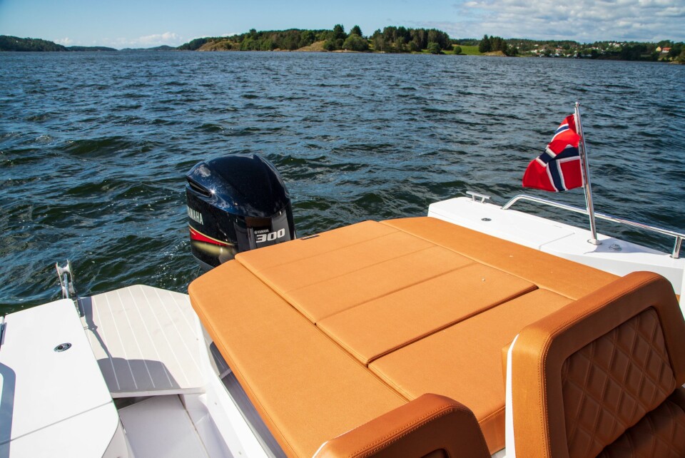 SOLSENG PÅ TAKET: Velger du akterkabin får du også mulighet for en god solseng på toppen. Det øker bruksmulighetene i cockpitområdet.