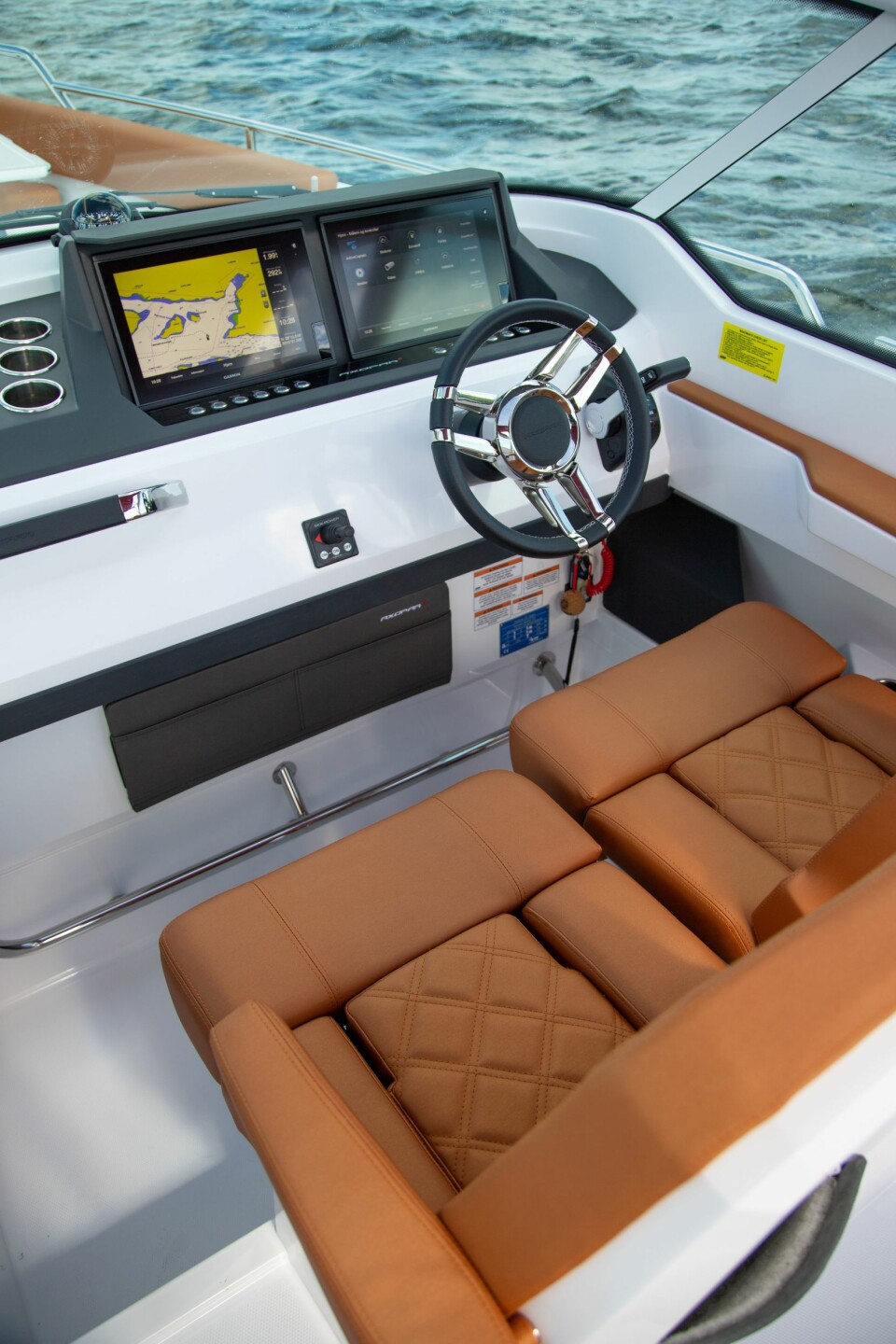 GLASSCOCKPIT: Det ser unektelig bra ut med de to store Garminplotterne på førerplass, men det koster rundt 55 000 kroner.