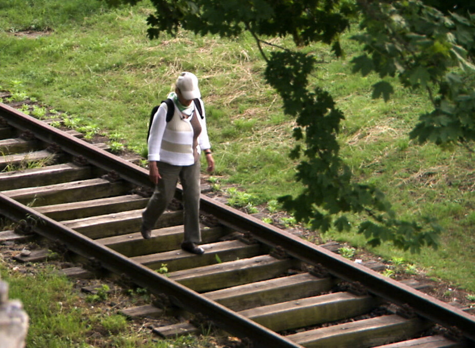 På sporet av historien: Edith Notowicz går på jernbanesvillene som førte henne og familien til utryddelsesleiren i Auschwitz.