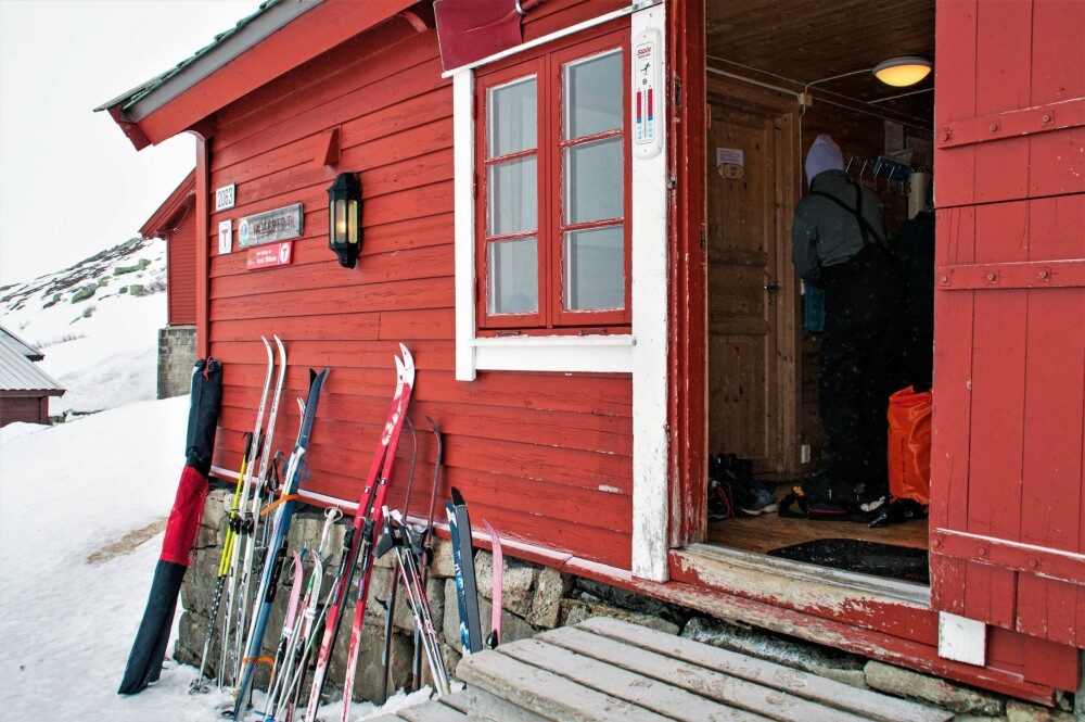 <b>PÅ RAD OG REKKE:</b> Skiene står klare for nye turer.