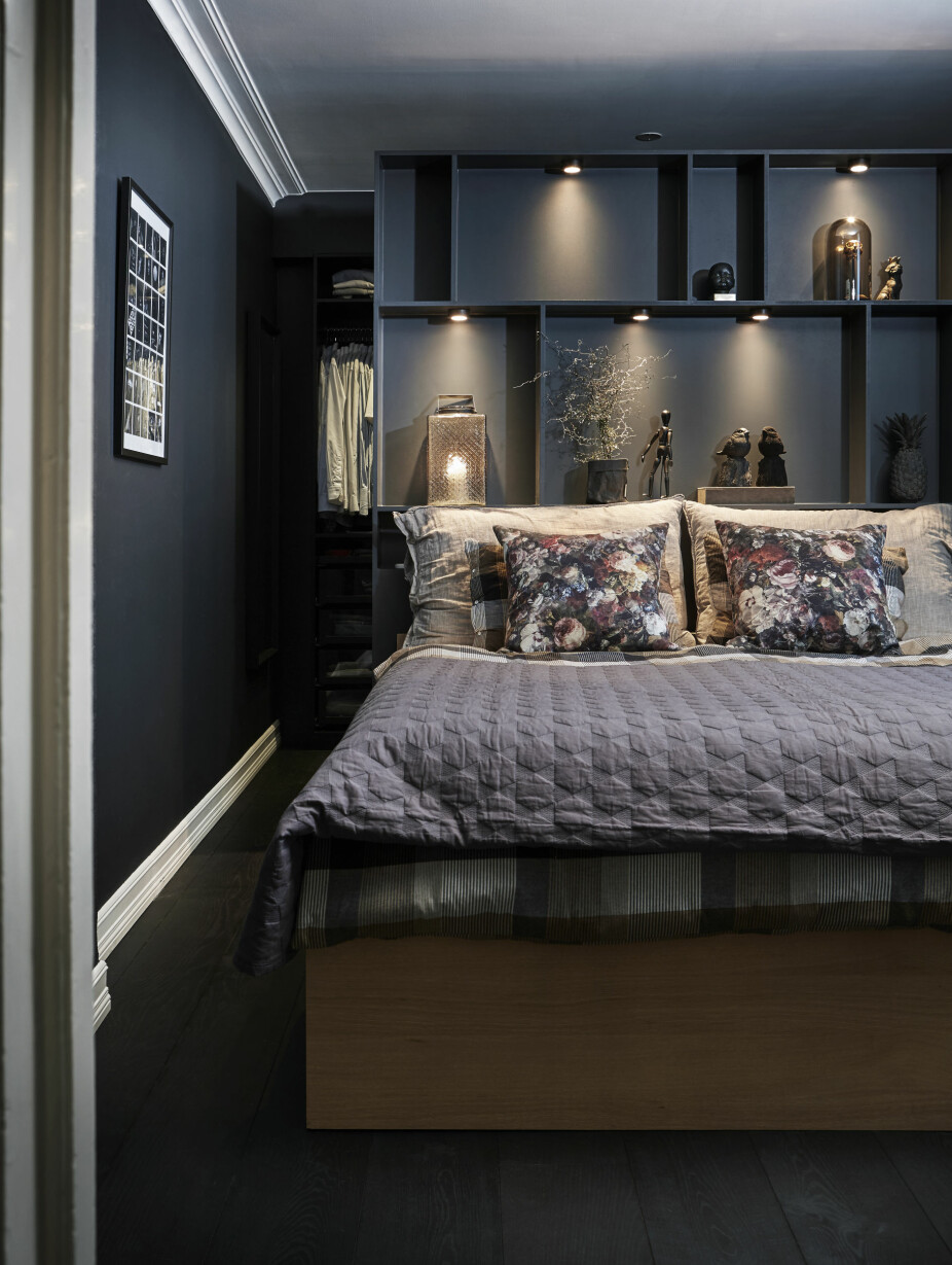 SONEDELT SOVEROM: Det litt avlange soverommet er delt med en vegg som både fungerer som hodegavl og skjuler et walk-in closet