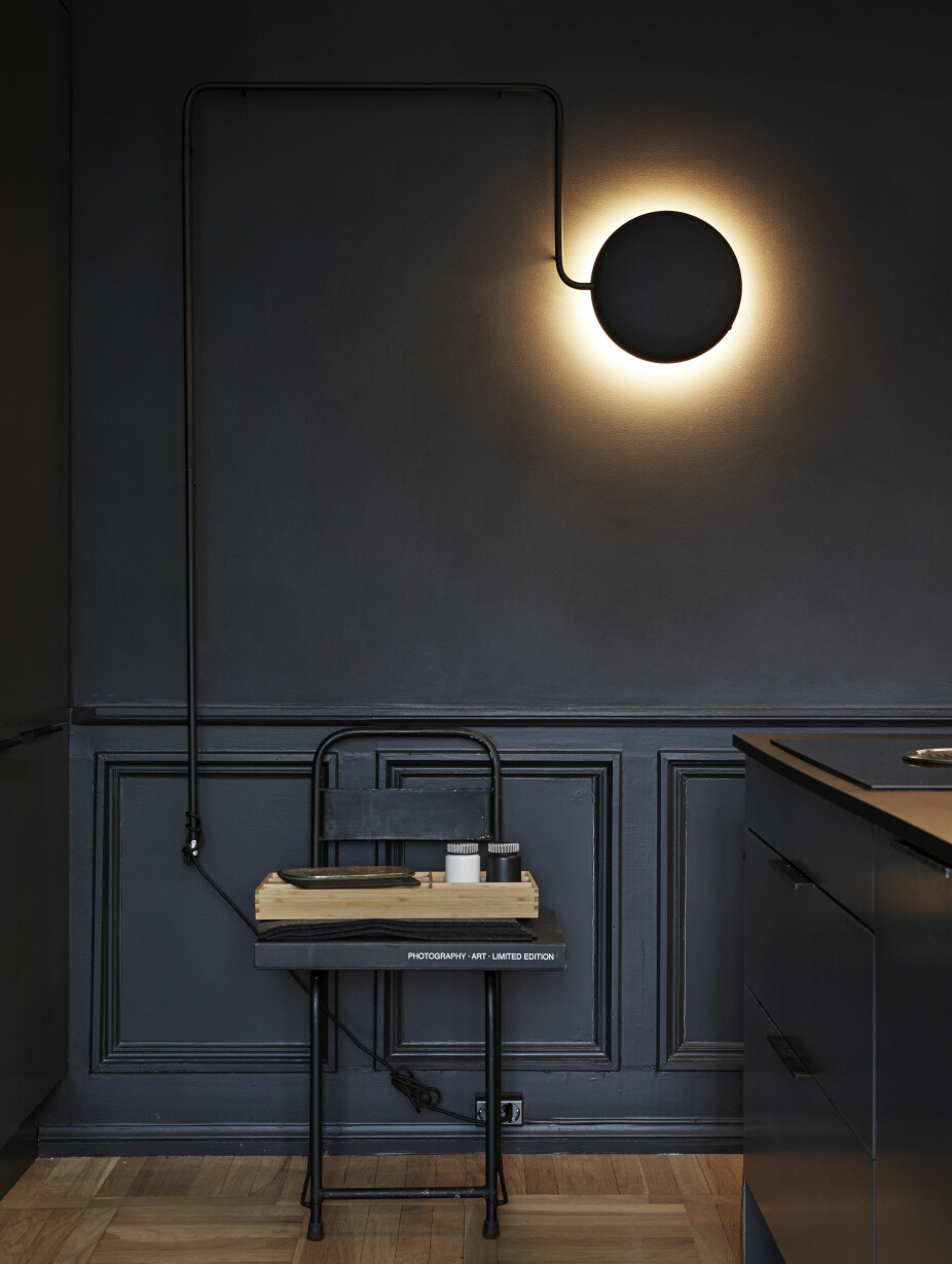 KUNSTVEGG: Den tallerkenformede lampen med indirekte belysning gjør veggen nærmest til et kunstverk