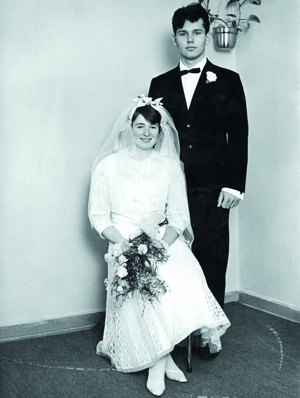 BRUDEBILDE NUMMER éN, 1968: Maria og Bjørn Roar giftet seg første gang da de var 18 og 21 år gamle og hadde en baby på to måneder. Bildet er tatt hjemme i stuen.