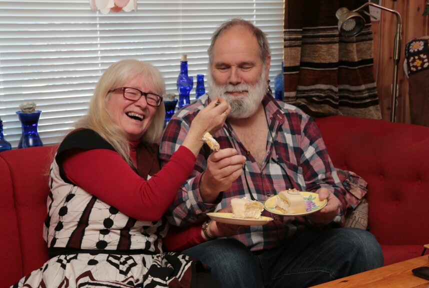 MARKERER HVER MÅNED: Dagen de ble kjærester, er spikret fast i hodene på dem begge. 11. juni 1966. Siden har de feiret mer eller mindre hver eneste 11. i måneden ... Selv om det som oftest er blitt med å bare gratulere hverandre. Norsk Ukeblad møtte dem den 11. – og hadde selvsagt med kake.