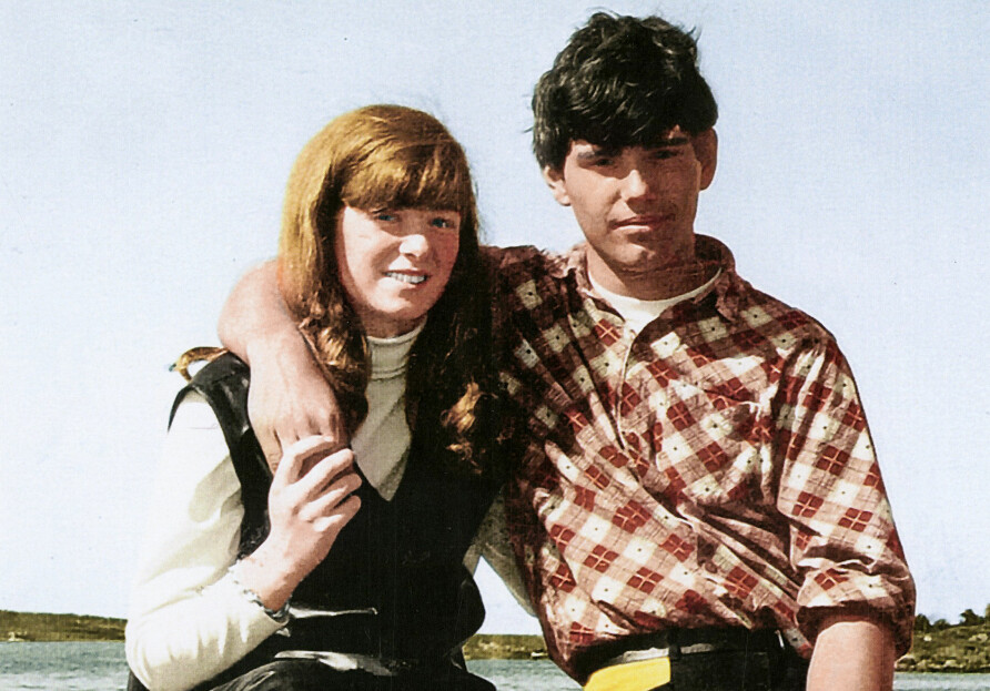 <b>FØRSTE SOMMER:</b> Året er 1966 og Maria og Bjørn Roar sitter i livbåten som han har bygget.