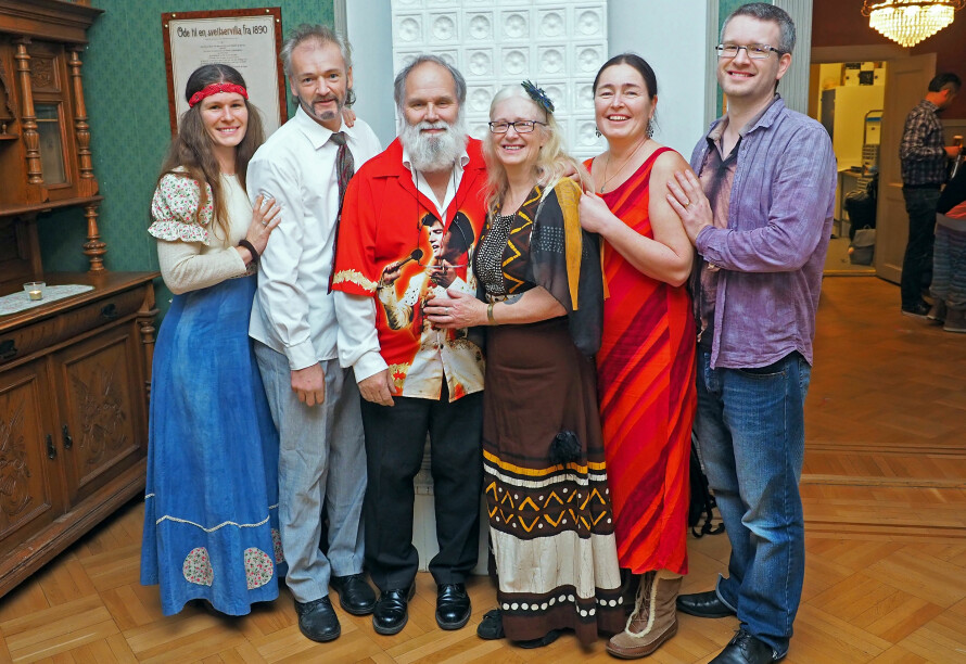 FEST: Maria og Bjørn Roar feirer at det er 50 år siden de giftet seg for første gang. Her med barna. F.v.: Melissa, Bjørnar, Bjørn Roar, Maria, Sylvia og Daniel.