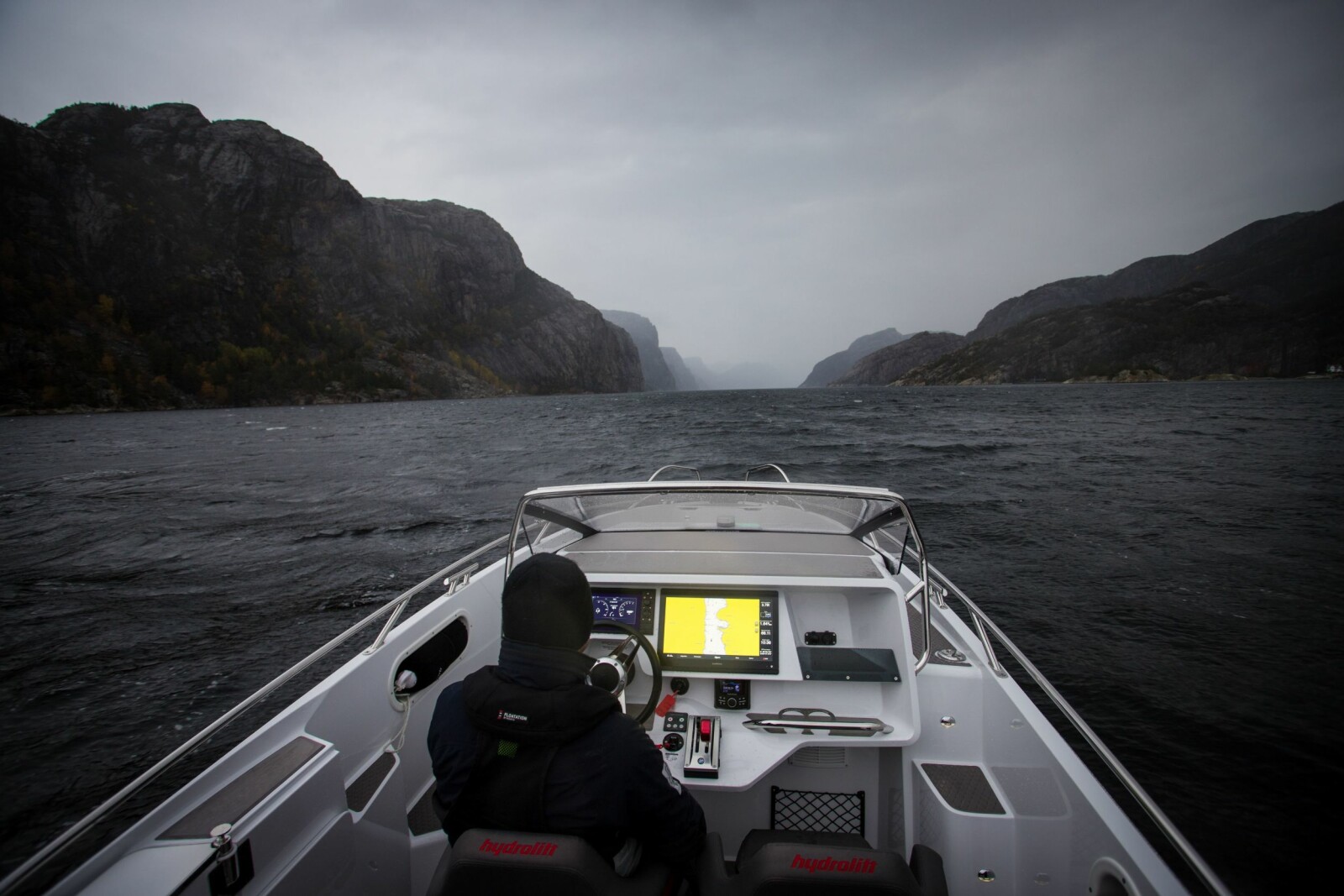<b>LYSEFJORDEN INN:</b> Tunge skyer henger lavt, regnet pisker i 40 knop. Vi døper den om til Mørkefjorden denne oktoberdagen. 