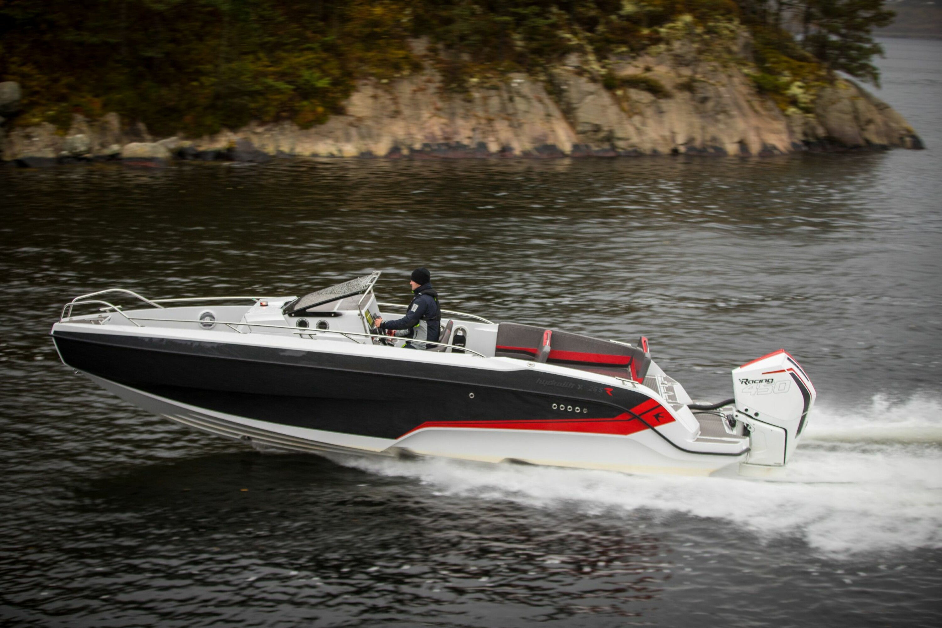 SPENSTIG: Ny dekor vitner om at det er R-utgaven som suser forbi. Den fås også med 2x300 hk og 4 knop ekstra i toppfart.