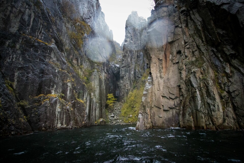 DRAMATISK: Lysefjordens steile bergvegger blir ikke mindre imponerende når været er av det dramatiske slaget.