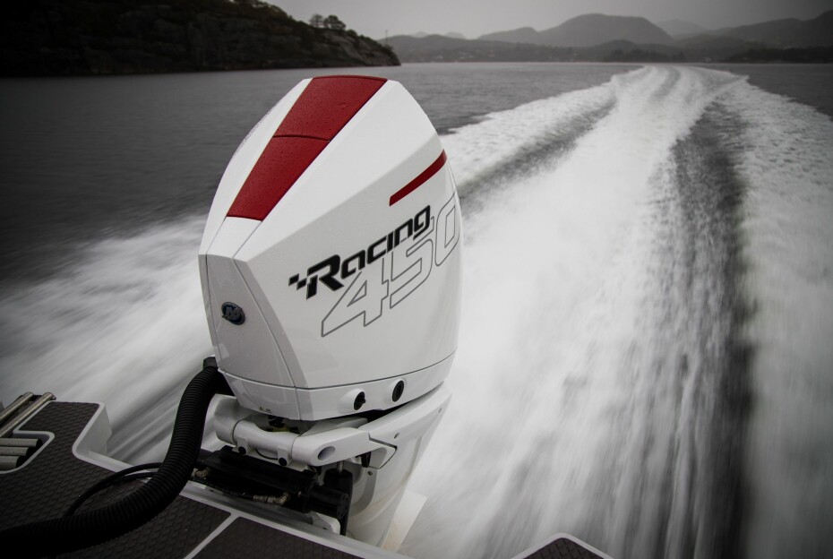 NEED FOR SPEED: Mercury 450R har krefter og moment til å gjøre dette til en av fjordens raskeste 26-fotere.