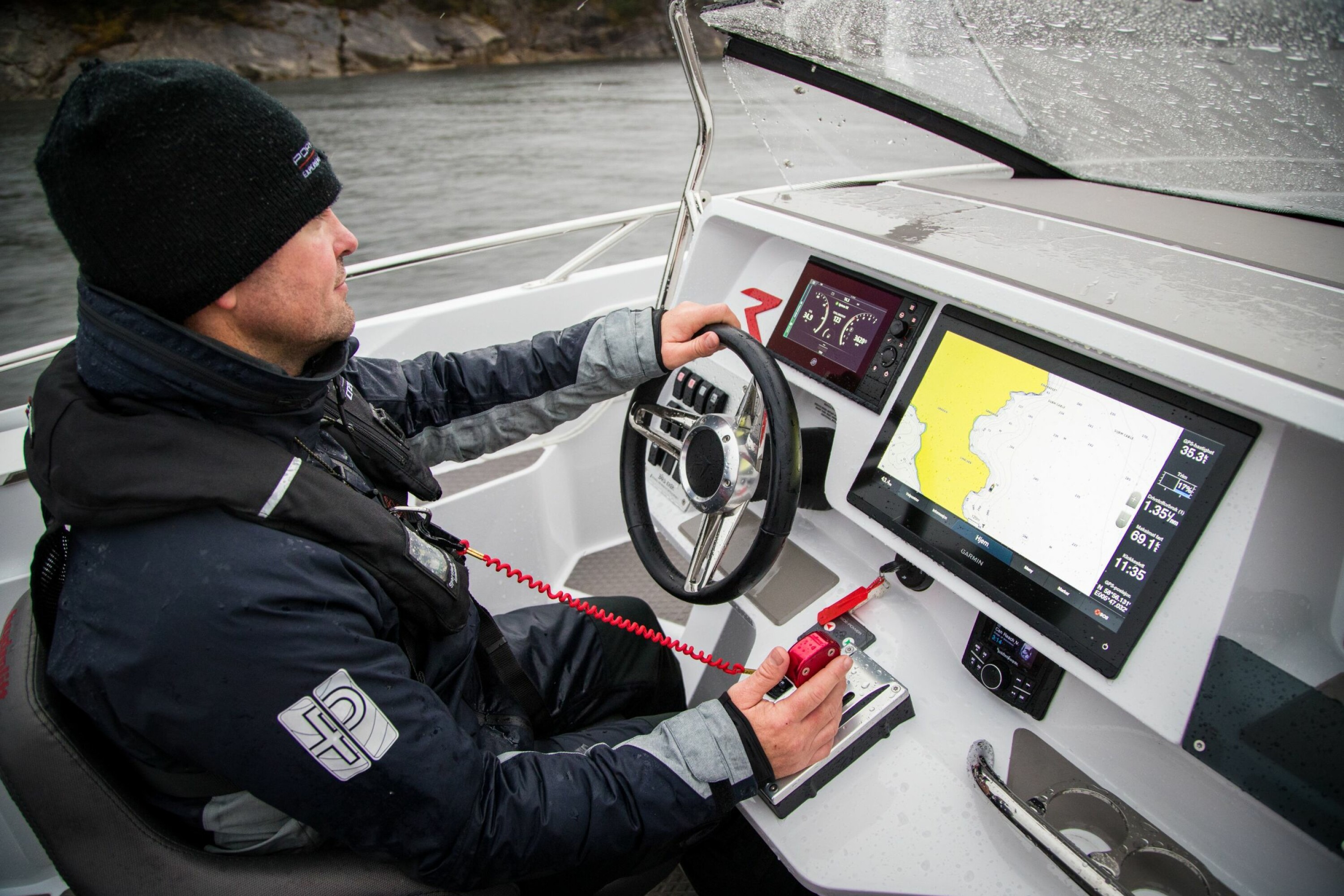 GOD KONTROLL: Du sitter tett på kontrollene og den nye gir/gasspaken er svært presis.