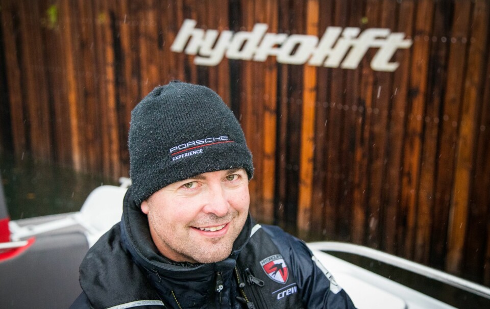 FORNØYD: Salgssjef Aslak Olseth forteller at Hydrolift-salget aldri har vært bedre, takket være den nye X-26S-versjonen. Også R-utgaven har vært en fulltreffer.
