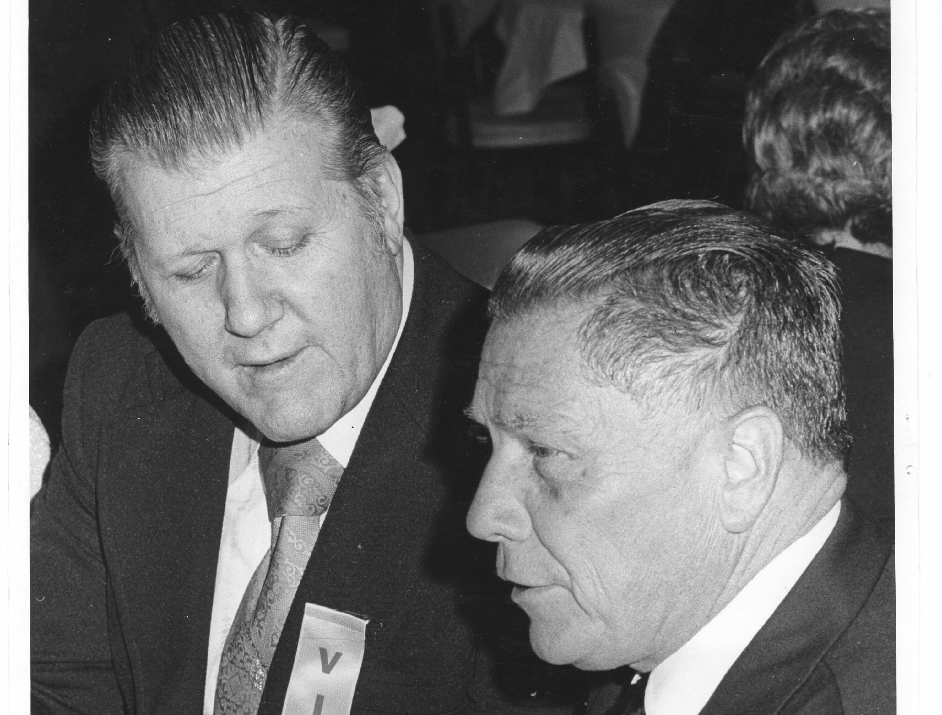 FORBUNDETS FORTROLIGE: Den mektige sjefen for fagforeningen Teamsters, stolte fullt og fast på Frank Sheeran. Jimmy Hoffa (t.h.) var bare 165 centimeter høy. Sheeran (t.v.) målte 194 cm på strømpelesten