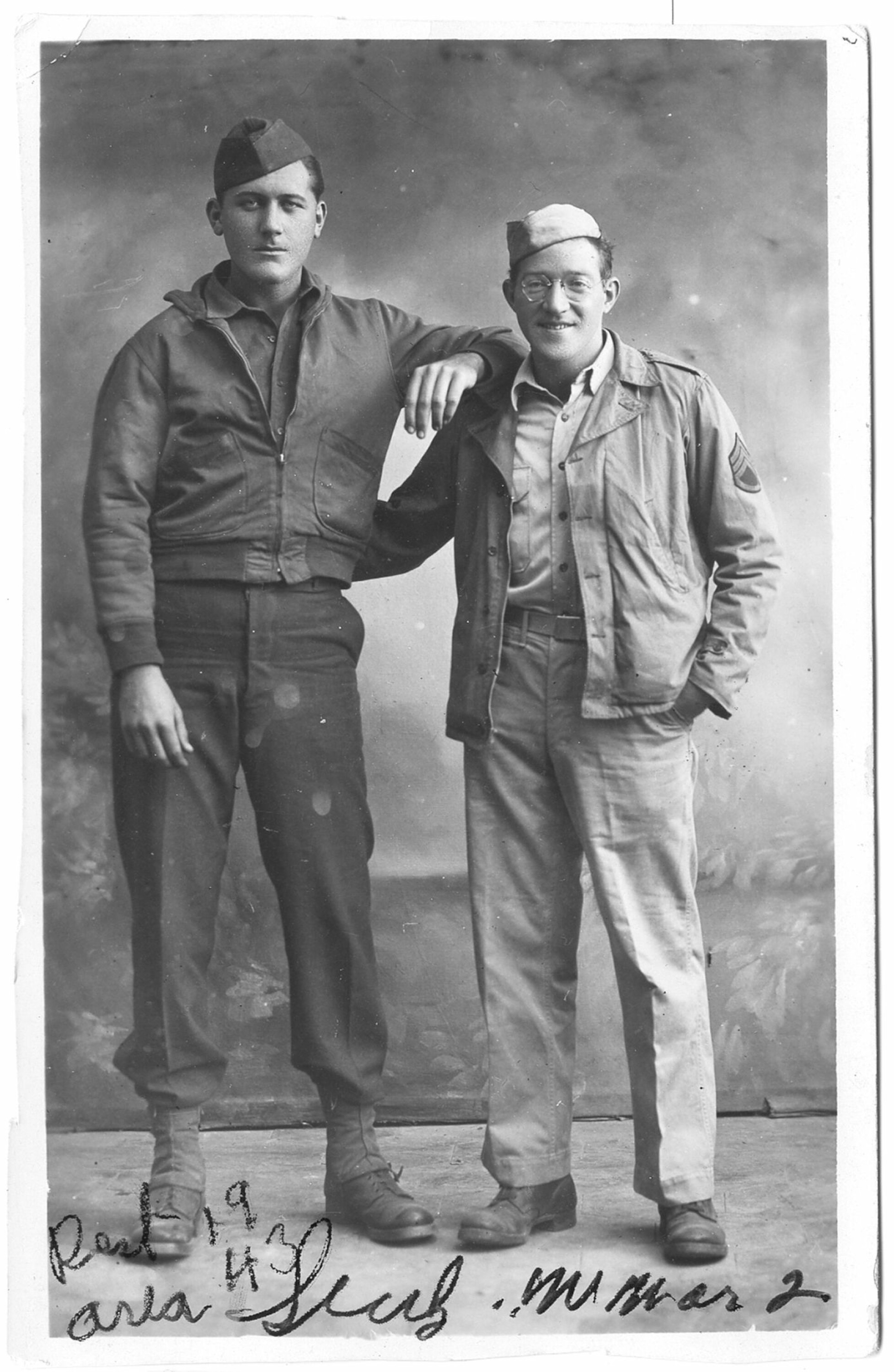 KRIGS-KAMERATER: Frank Sheeran med soldat-kompisen Alex Siegel. Siegel mistet livet ved Salerno en måned etter at bildet ble tatt da de allierte rykket inn i Italia.