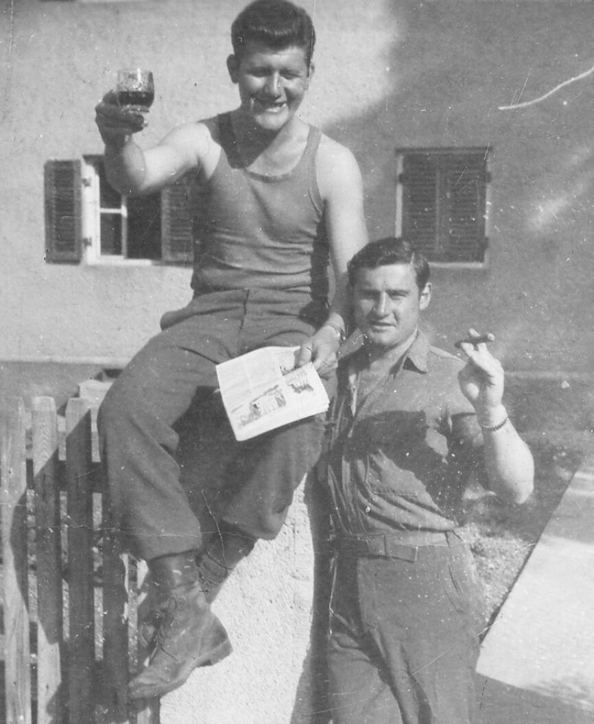 HEVER GLASSET: Sheeran var stordrikker hele livet. Her skåler han for freden med kameraten Charlie «Diggsy» Meiers.