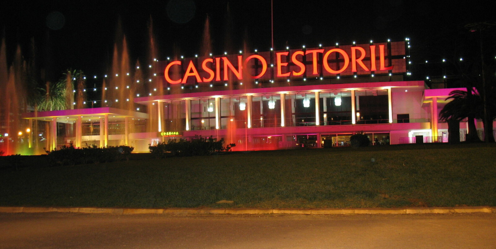 <b>SPIONSENTRALEN:</b> Casino Estoril i Lisboa ble åpnet i 1931 og ble raskt samlingssted for fiffen og spioner basert i det nøytrale Portugals hovedstad. Én som gjorde seg bemerket, var «Dusko» Popov, dobbeltagenten som ble forbilde for James Bond.