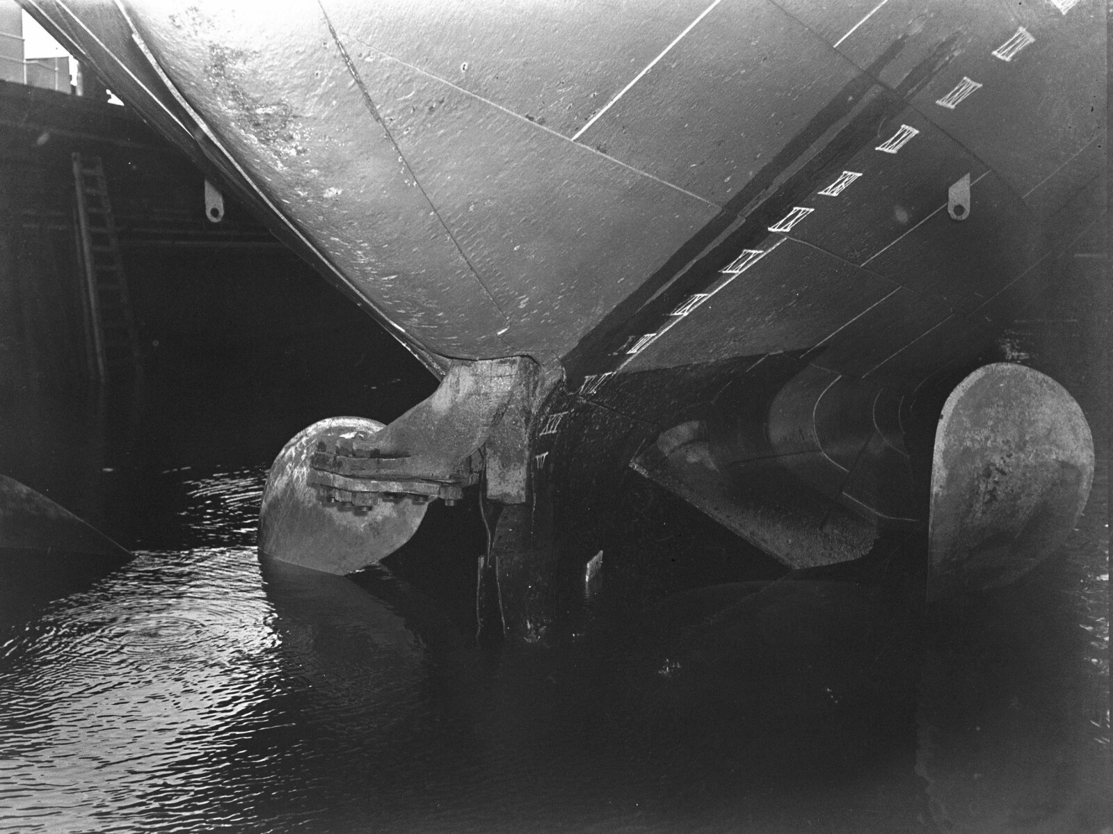 <b>HELDIGE:</b> Da rorpinnen knakk på «Stavangerfjord», ble det 18 tonn tunge roret hengende og slå i 13 timer i orkan. Propellene fikk seg en trøkk, men ikke verre enn at de var operative. Også noen skogplater var så skadet at de måtte skiftes.