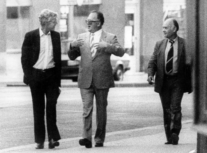 <b>AVSLØRT:</b> Arne Treholt i samtale med KGB-offiseren Gennadij Titov på gaten i Wien i 1983. Bildet ble publisert i forbindelse med rettssaken mot den norske spionen, som hadde vært overvåket i årevis etter tips fra dobbeltagenten Gordijevskij. 