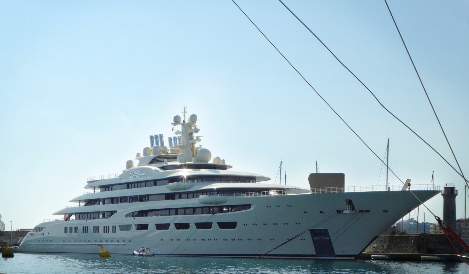 <b>RUVER VED BRYGGA:</b> Espen Øino har designet Dilbar, eid av den russiske investoren Alisher Usmanov. Båten, verdens lengtste Yacht med 156 meter, ved brygga i franske Antibe ble kjøpt for en pris mellom fem og syv milliarder kroner