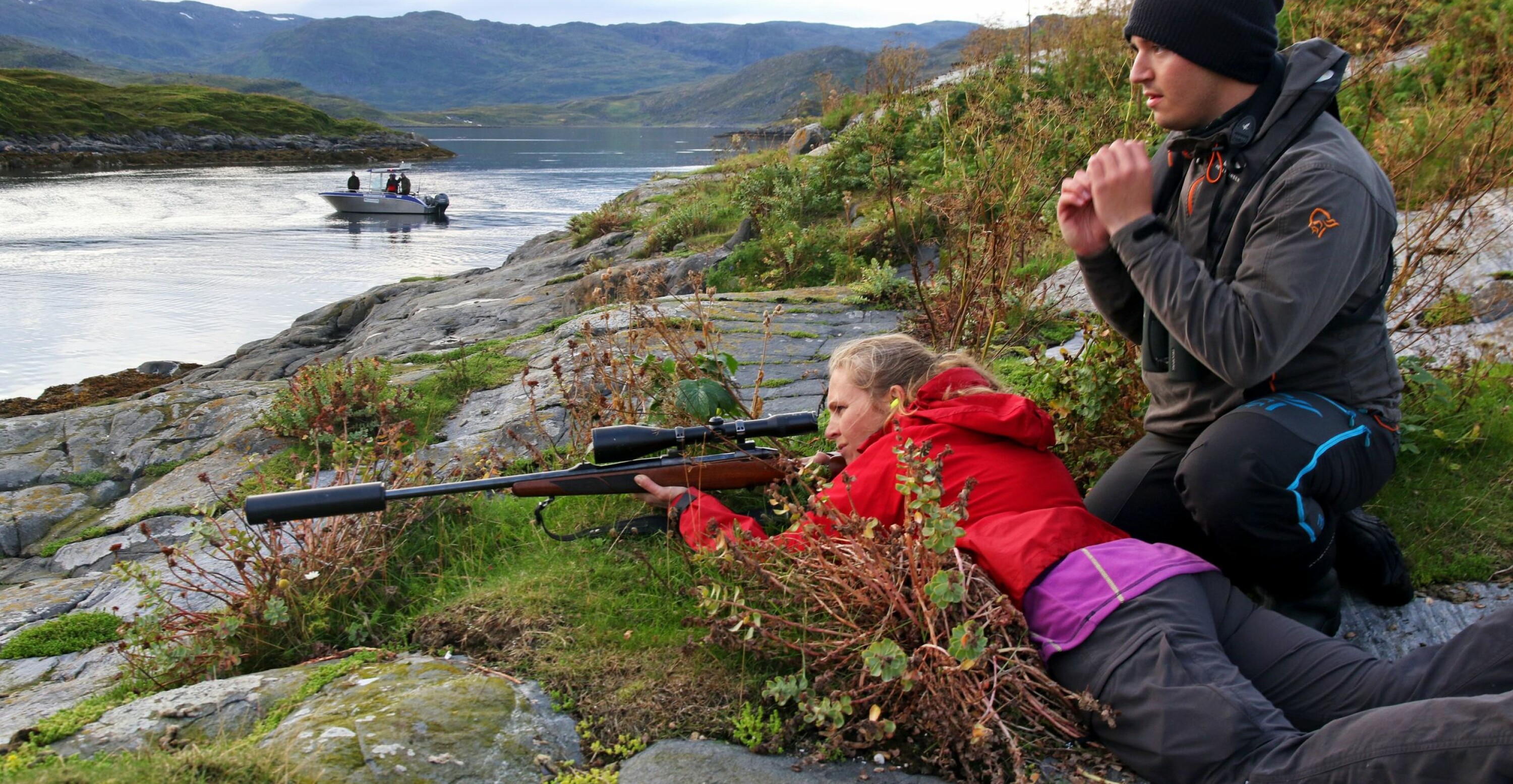 KONSENTRASJON: Linda Pedersen i full konsentrasjon sammen med guiden Bilal Saab rett før hun feller en sel.