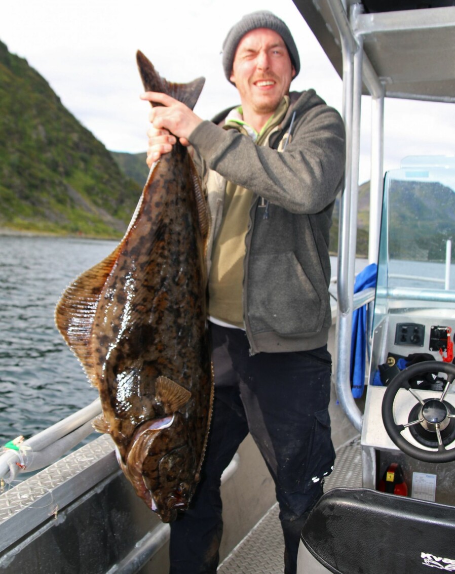 KVEITEGLEDE: Aleksander Bergan med ei fin kveite. Det ble fem av dem i løpet av fire timer.